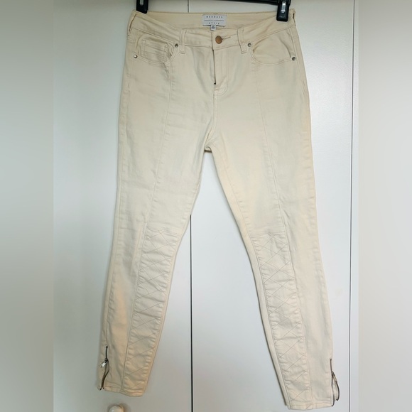Kendall and Kylie Cream colored jeans
Size: 27 - Picture 6 of 7